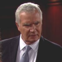 Eric (John McCook) réalise que Quinn est vraiment dangereuse. Top Models, épisode 6915 (11 mars 2015, RTS)