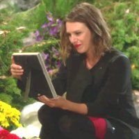 Chloe (Elizabeth Hendrickson) ne pouvait pas rester loin de Genoa aujourd'hui. Les Feux de l'Amour, épisode 10518 (1 septembre 2022, TVA)