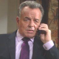 Ian (Ray Wise) est ravi d'entendre la voix de Nikki. Les Feux de l'Amour, épisode 4847 (6 juin 2017, RTBF)
