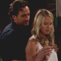 Ridge (Thorsten Kaye) ne sait pas résister à Caroline. Top Models, épisode 6935 (8 avril 2015, RTS)