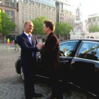 Lars (Ferry Doedens) accueille Wyatt à Amsterdam. Top Models, épisode 6949 (28 avril 2015, RTS)