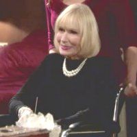 Constance (Sally Kellerman) est très heureuse de retrouver le visage de Gabriel. Les Feux de l'Amour, épisode 10542 (6 octobre 2022, TVA)