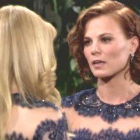Phyllis (Gina Tognoni) déclare la guerre à Kelly. Les Feux de l'Amour, épisode 10572 (31 décembre 2014, CBS)