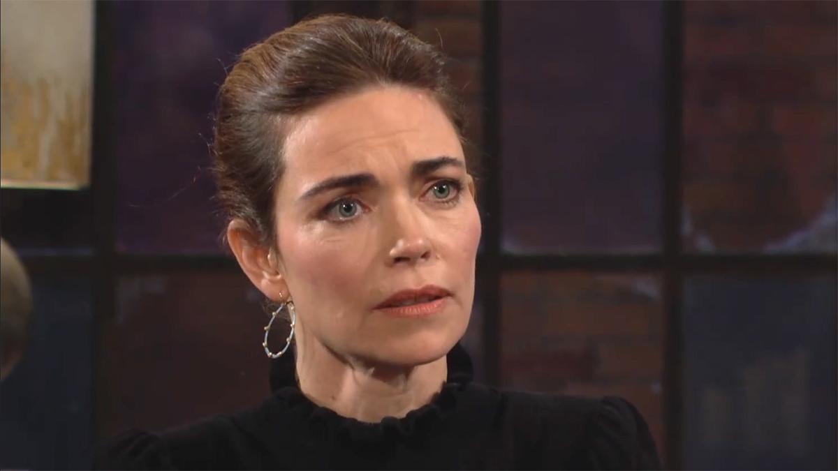 Victoria (Amelia Heinle) ne s'attendait pas à la nouvelle que Nick vient de lui annoncer. Les Feux de l'Amour, épisode 12555 (14 février 2023, CBS)