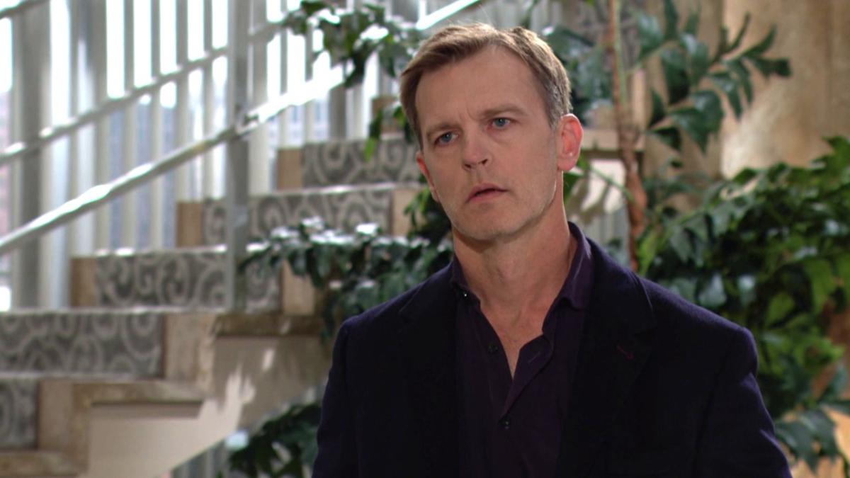 Tucker (Trevor St. John) espère convaincre Devon. Les Feux de l'Amour, épisode 12572 (9 mars 2023, CBS)