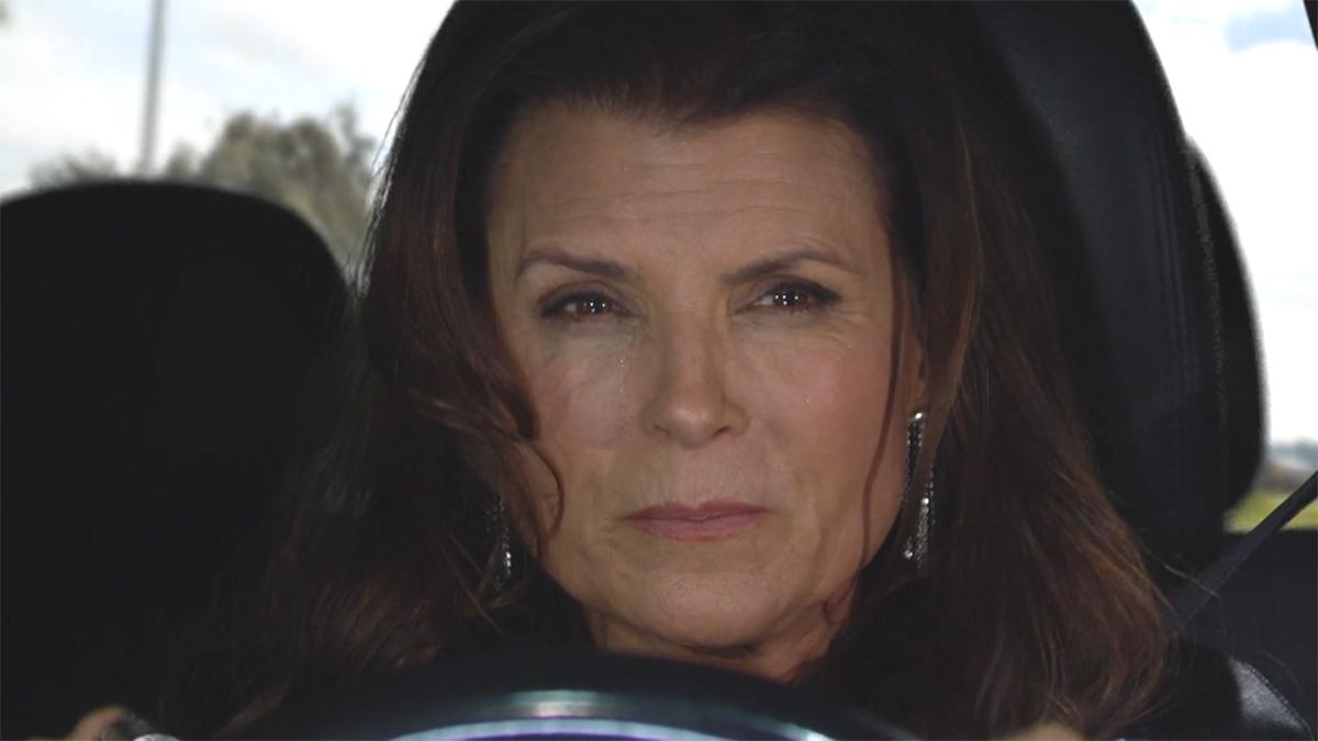 Sheila (Kimberlin Brown) regrette son manque de prudence. Top Models, épisode 8986 (11 décembre 2023, RTL9)