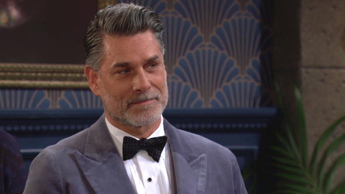 Jeremy (James Hyde) observe les réactions. Les Feux de l'Amour, épisode 12587 (3 avril 2023, CBS)
