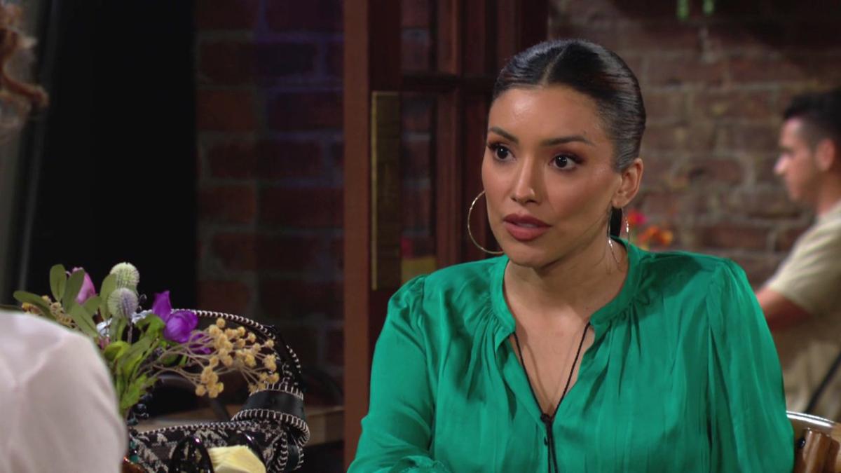 Audra (Zuleyka Silver) avance ses pions en disant la vérité à Elena. Les Feux de l'Amour, épisode 12607 (1 mai 2023, CBS)