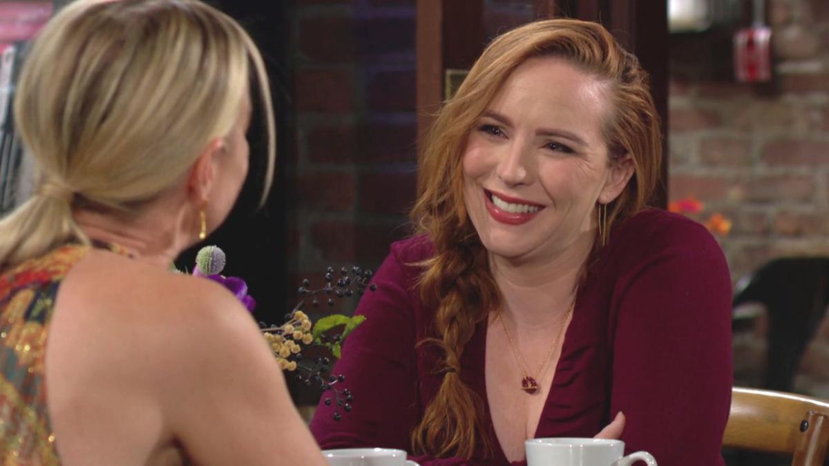 Mariah (Camryn Grimes) est si heureuse que Sharon soit sa maman ! Les Feux de l'Amour, épisode 12609 (3 mai 2023, CBS)