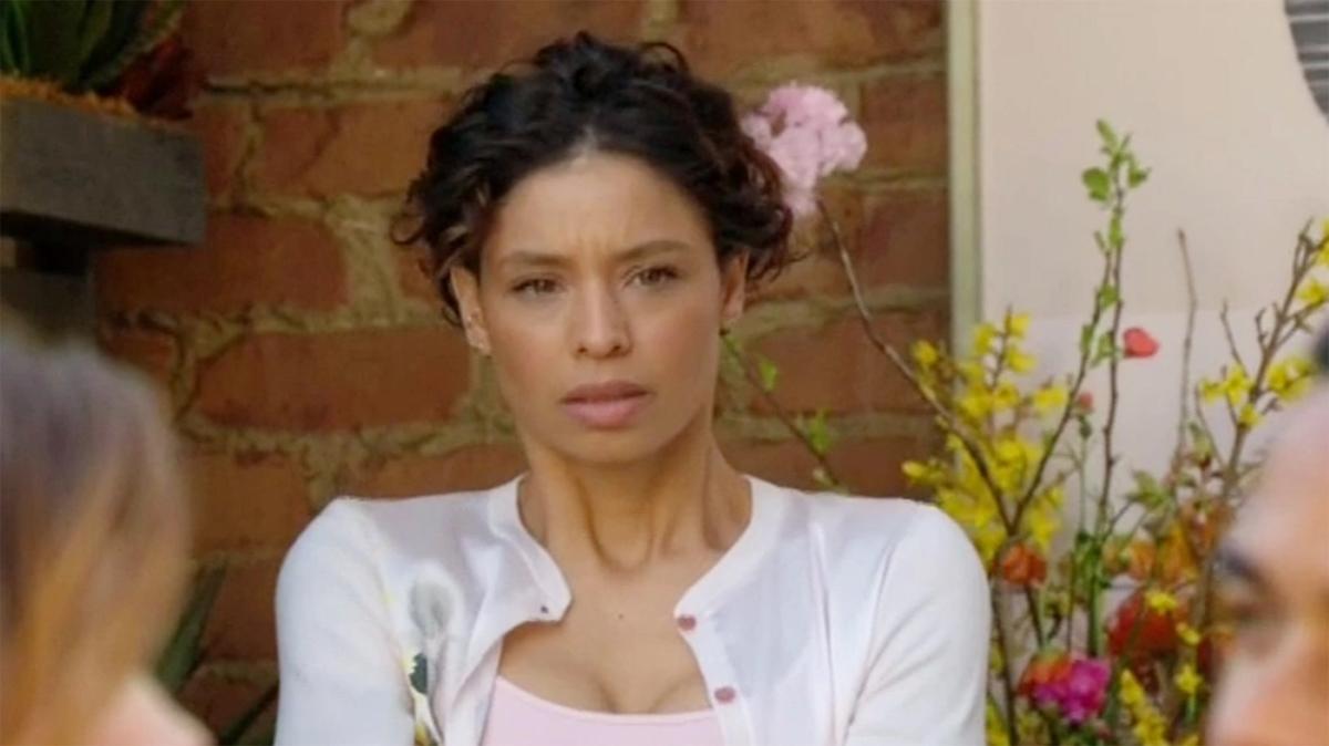Elena (Brytni Sarpy) comprend vite ce qui se passe sous ses yeux. Les Feux de l'Amour, épisode 12610 (4 mai 2023, CBS)
