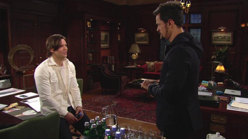 R.J (Joshua Hoffman) et Thomas font le point après leur longue séparation. Top Models, épisode 9015 (27 juillet 2023, RTS)