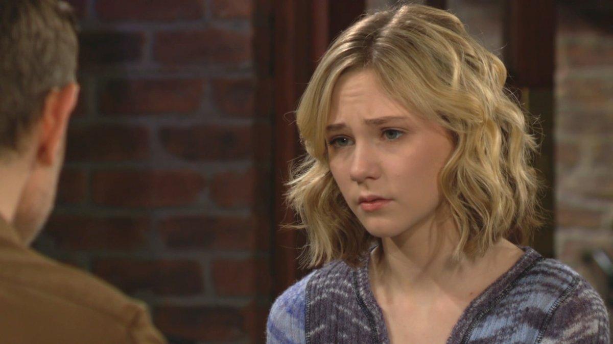 Lucy (Lily Brooks O’Briant) est très étonnée par ce que son père lui apprend. Les Feux de l'Amour, épisode 12622 (22 mai 2023, CBS)