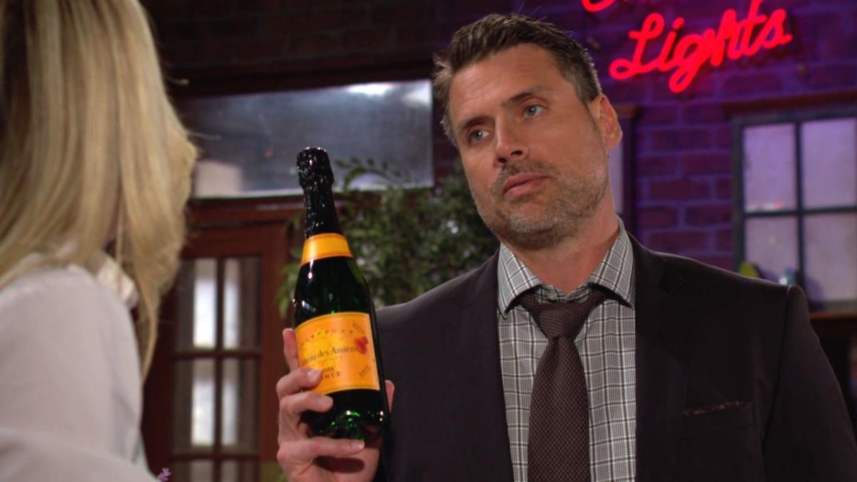 Nick (Joshua Morrow) est intrigué par l'étrange cadeau reçu par Sharon. Les Feux de l'Amour, épisode 12623 (23 mai 2023, CBS)