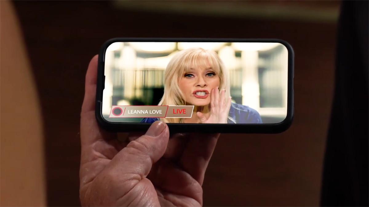 L'émission de Leanna Love (Barbara Crampton) vient jeter de l'huile sur le feu ! Les Feux de l'Amour, épisode 12667 (25 juillet 2023, CBS)