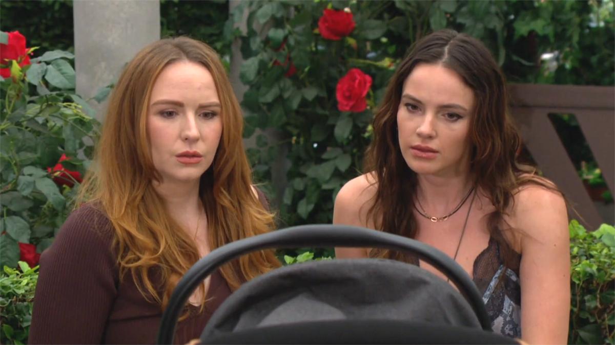 Mariah (Camryn Grimes) et Tessa (Cait Fairbanks) s’inquiètent. Les Feux de l'Amour, épisode 12688 (23 août 2023, CBS)