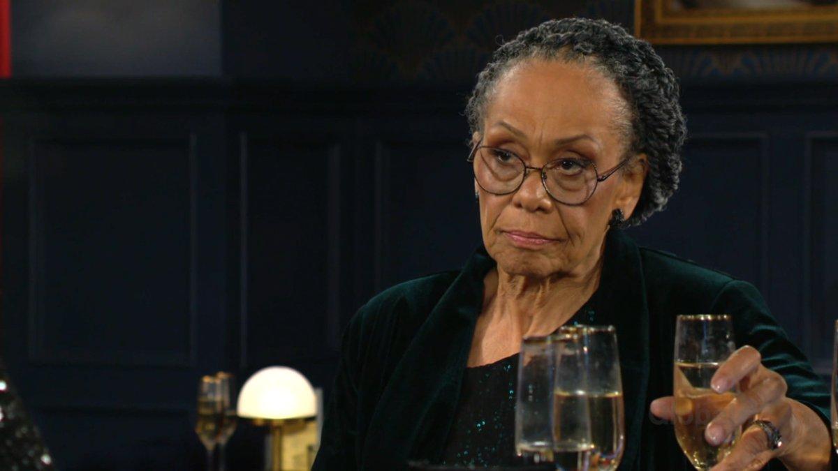 Mamie (Veronica Redd) assure ne vouloir que rapprocher la famille. Les Feux de l'Amour, épisode 12718 (5 octobre 2023, CBS)