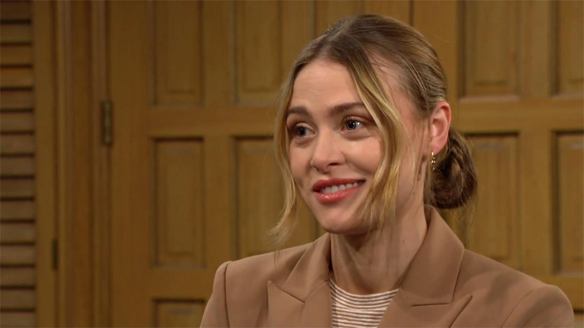C'est le premier jour de Claire Grace (Hayley Erin) chez Newman Media. Les Feux de l'Amour, épisode 12723 (12 octobre 2023, CBS)