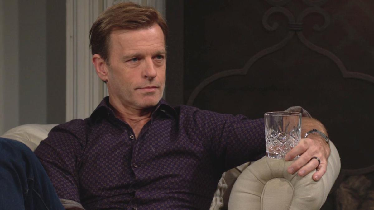 Tucker (Trevor St. John) écoute attentivement Phyllis. Les Feux de l'Amour, épisode 12727 (18 octobre 2023, CBS)