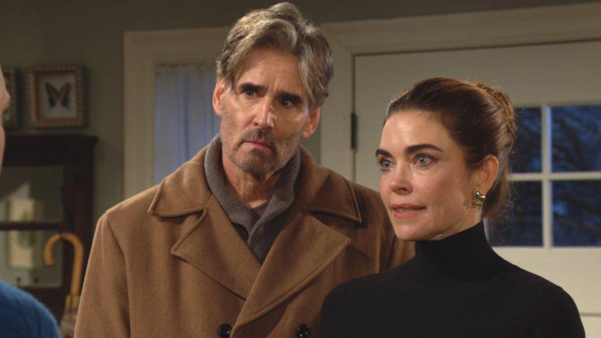 Victoria (Amelia Heinle) et Cole (J. Eddie Peck) refusent de croire Claire. Les Feux de l'Amour, épisode 12754 (28 novembre 2023, CBS)