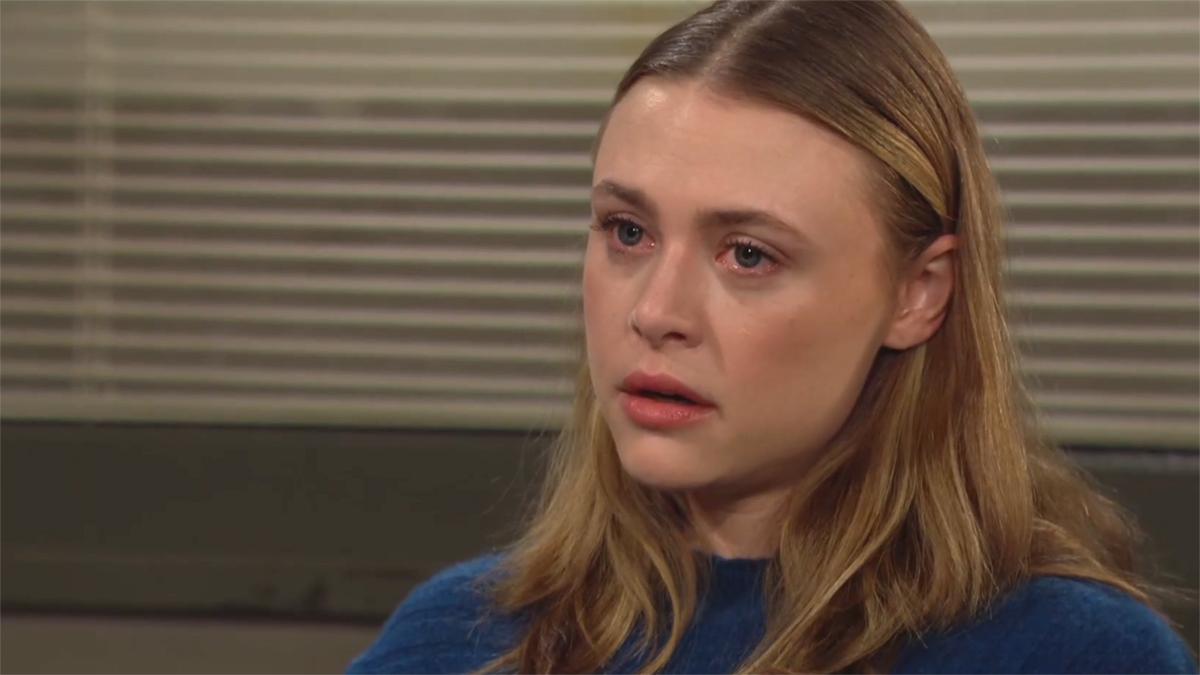 Claire (Hayley Erin) raconte à Cole et à Victoria son passé avec sa tante. Les Feux de l'Amour, épisode 12759 (5 décembre 2023, CBS)