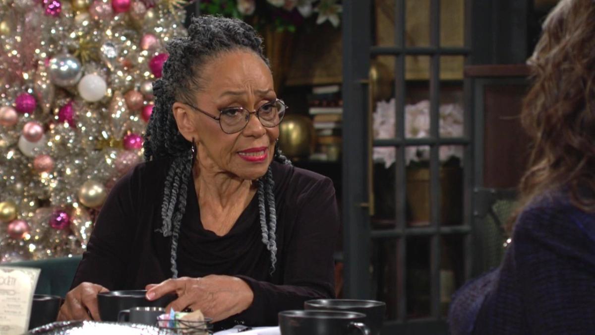 Mamie (Veronica Redd) tient à avoir un rôle dans les discussions. Les Feux de l'Amour, épisode 12764 (12 décembre 2023, CBS)