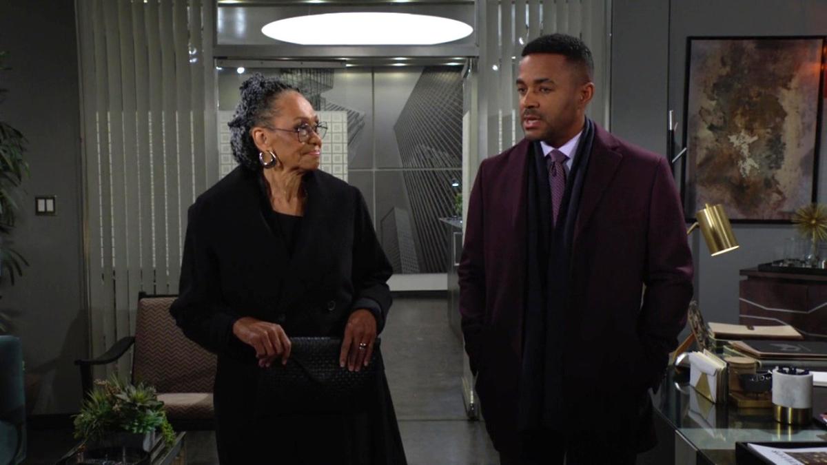Mamie (Veronica Redd) accompagne Nate pour son retour à Chancellor-Winters. Les Feux de l'Amour, épisode 12770 (20 décembre 2023, CBS)