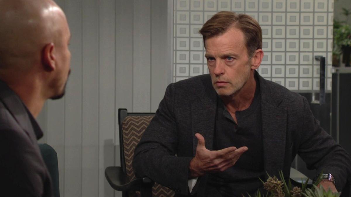 Tucker (Trevor St. John) tient à s'expliquer. Les Feux de l'Amour, épisode 12774 (27 décembre 2023, CBS)
