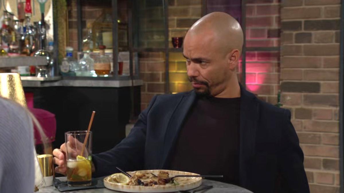 Devon (Bryton James) est intrigué par ce qu'il voit. Les Feux de l'Amour, épisode 12793 (25 janvier 2024, CBS)