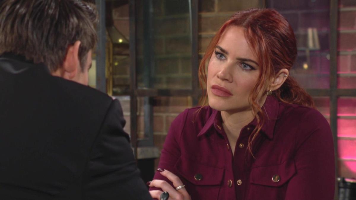 Sally (Courtney Hope) écoute les doutes d'Adam. Les Feux de l'Amour, épisode 12799 (2 février 2024, CBS)