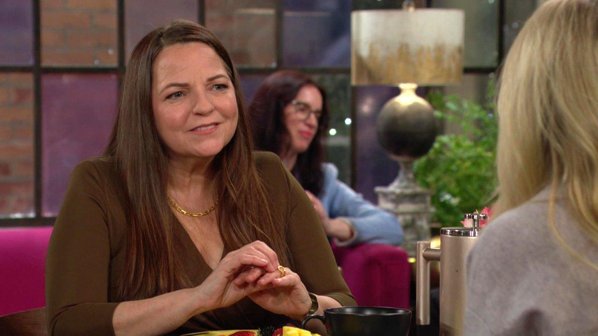 Nina (Tricia Cast) est toujours prête à aider Christine (Lauralee Bell). Les Feux de l'Amour, épisode 12819 (1 mars 2024, CBS)