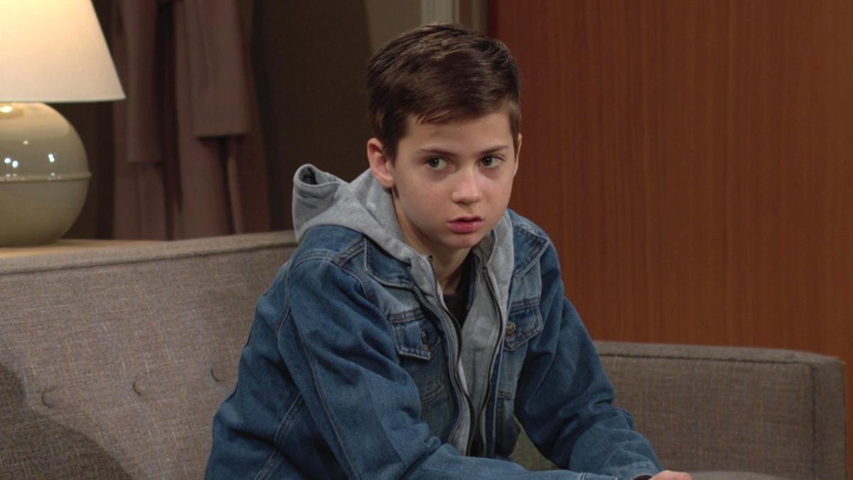 Connor (Judah Mackey) parle de ces pensées obsessionnelles qui l'empêchent de vivre normalement. Les Feux de l'Amour, épisode 12820 (4 mars 2024, CBS)