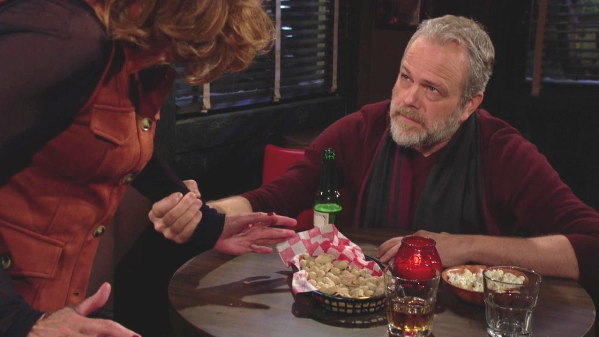Seth (Brian Gaskill) sait qu'Isabel a menti. Les Feux de l'Amour, épisode 12821 (5 mars 2024, CBS)