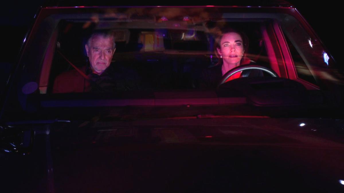 Victoria (Amelia Heinle) assiste, impuissante, à l'incendie de sa maison. Les Feux de l'Amour, épisode 12823 (7 mars 2024, CBS)