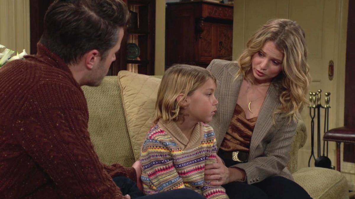 Kyle (Michael Mealor) et Summer (Allison Lanier) rassurent Harrison (Kellen Enriquez). Les Feux de l'Amour, épisode 12829 (15 mars 2024, CBS)