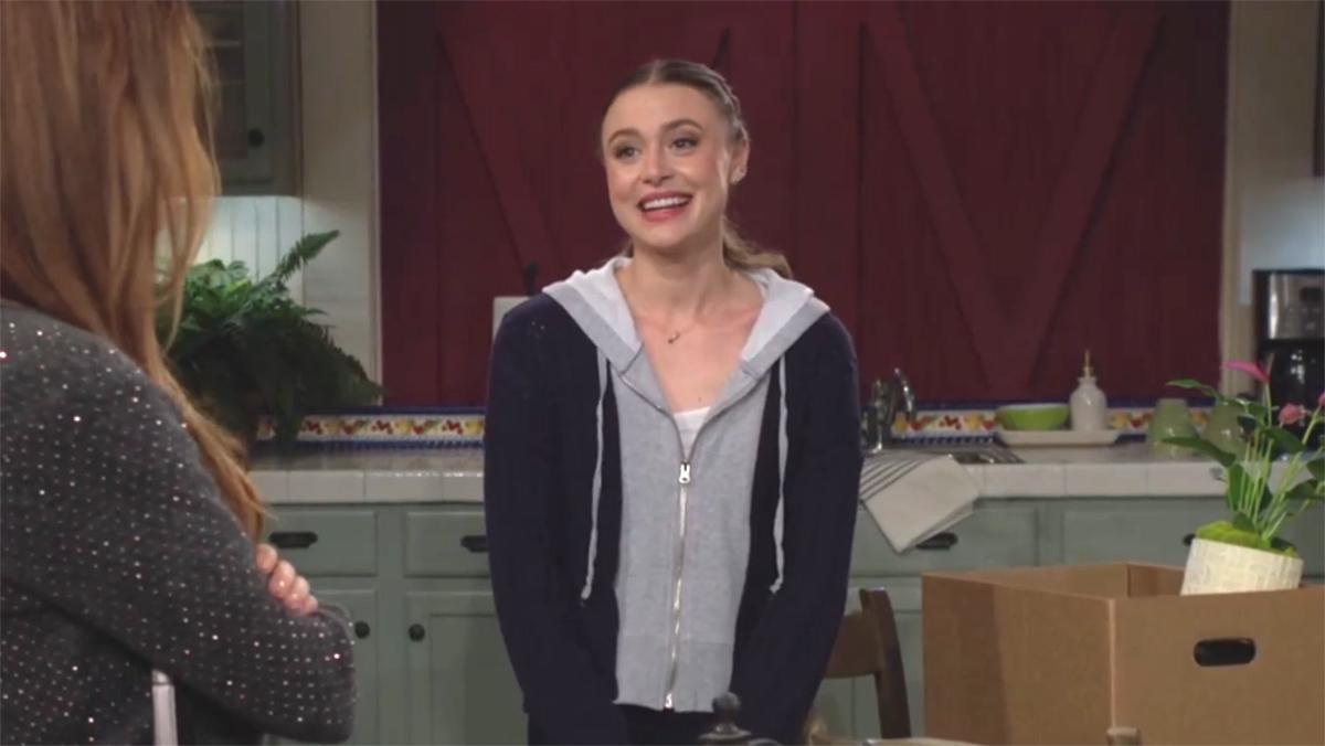 Emménager avec sa mère est un rêve qui se réalise pour Claire (Hayley Erin). Les Feux de l'Amour, épisode 12843 (8 avril 2024, CBS)
