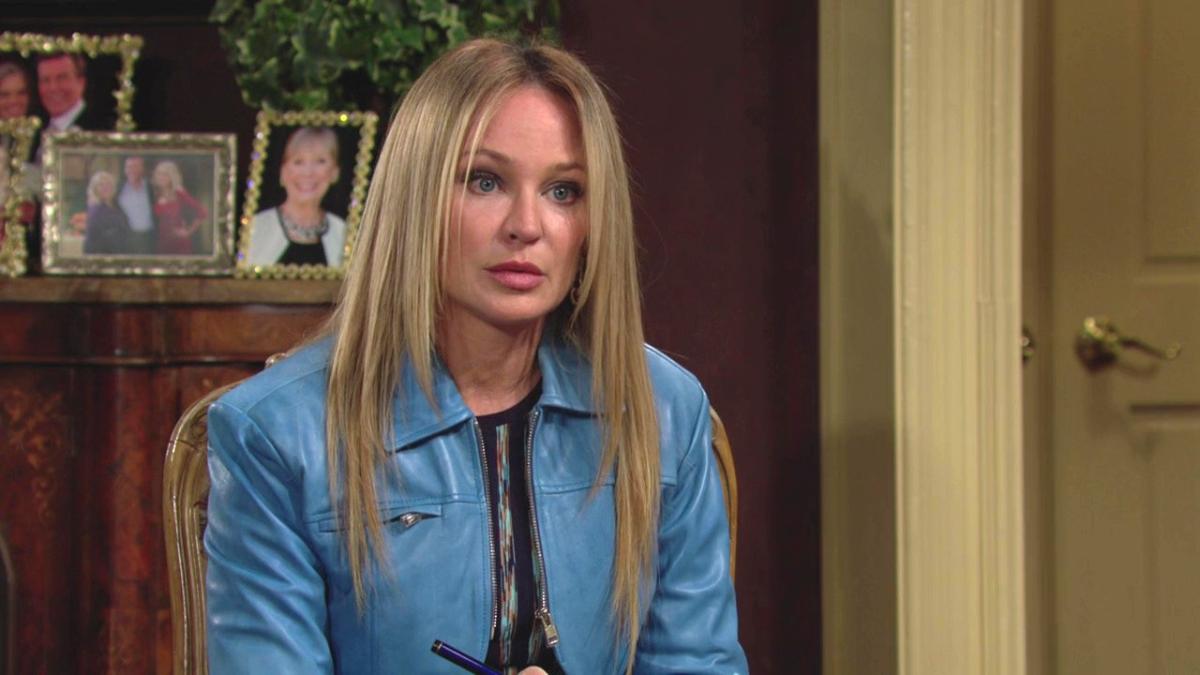 Sharon (Sharon Case) écoute le récit des Abbott concernant Ashley. Les Feux de l'Amour, épisode 12846 (11 avril 2024, CBS)
