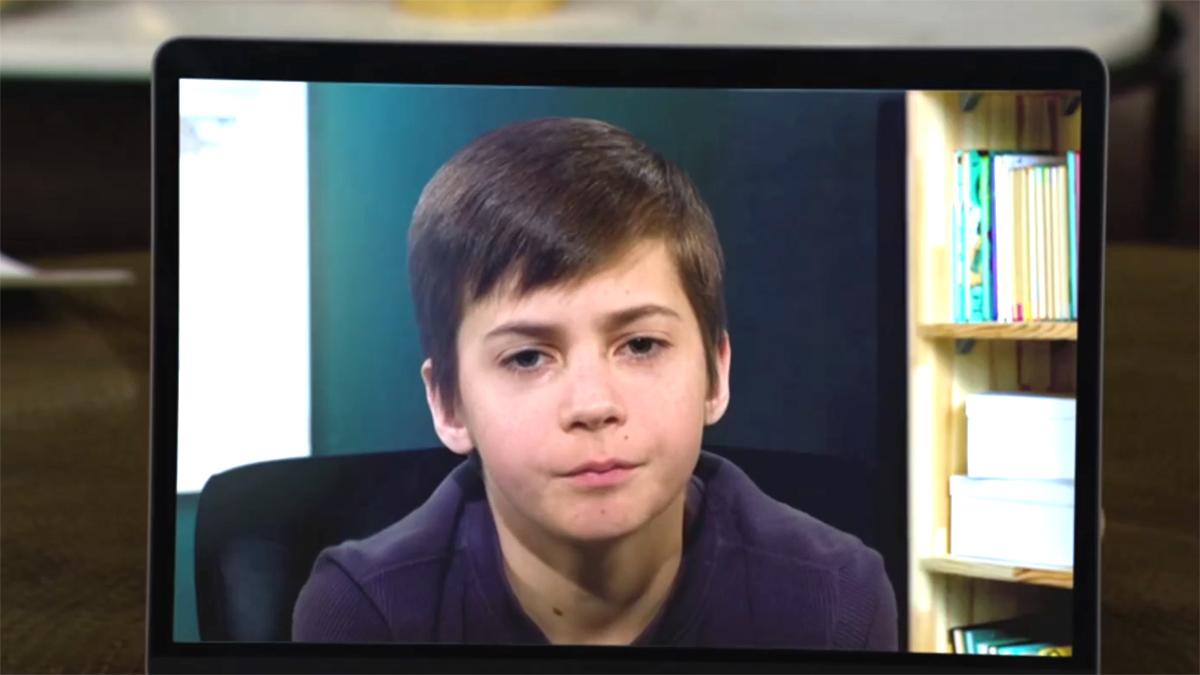 Connor (Judah Mackey) appelle ses parents depuis son institut. Les Feux de l'Amour, épisode 12858 (29 avril 2024, CBS)