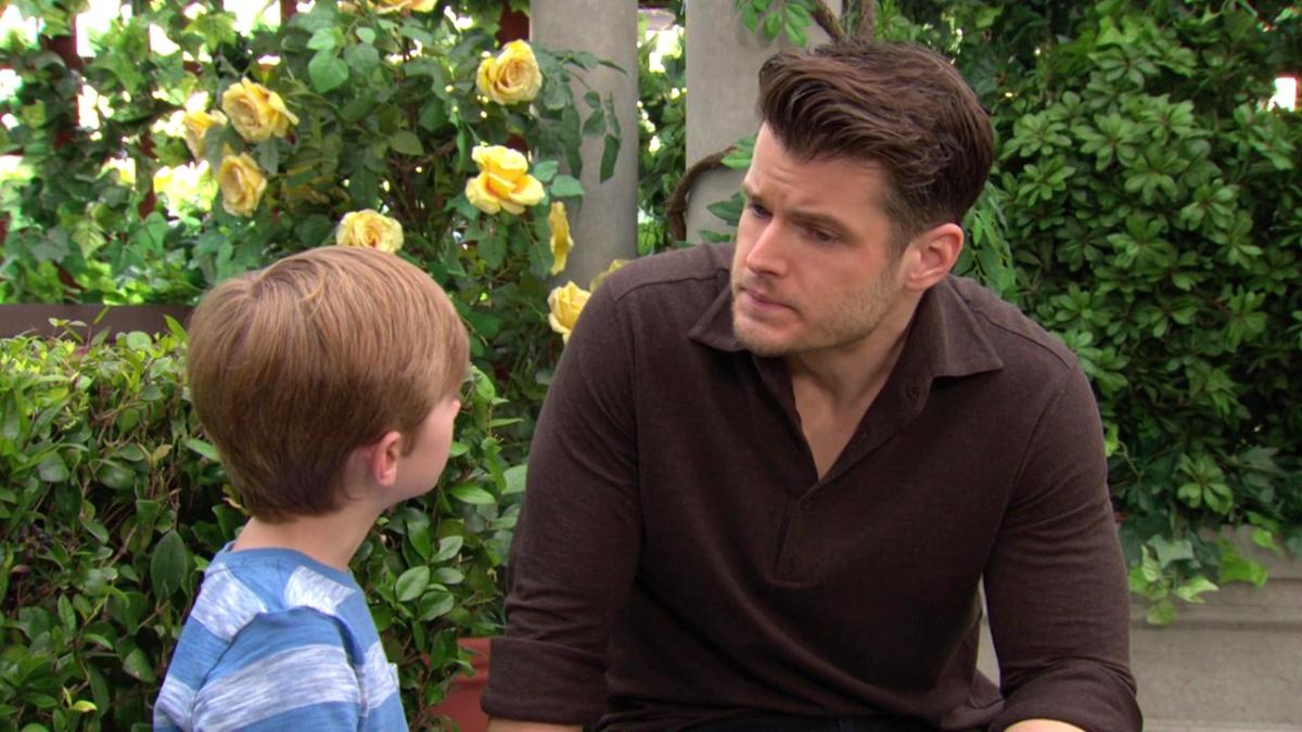 Kyle (Michael Mealor) réalise que Harrison (Redding Munsell) est encore très inquiet. Les Feux de l'Amour, épisode 12877 (24 mai 2024, CBS)