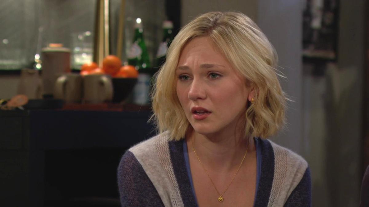 Lucy (Lily Brooks O’Briant) accepte de répondre aux questions de Chance. Les Feux de l'Amour, épisode 12975 (9 octobre 2024, CBS)