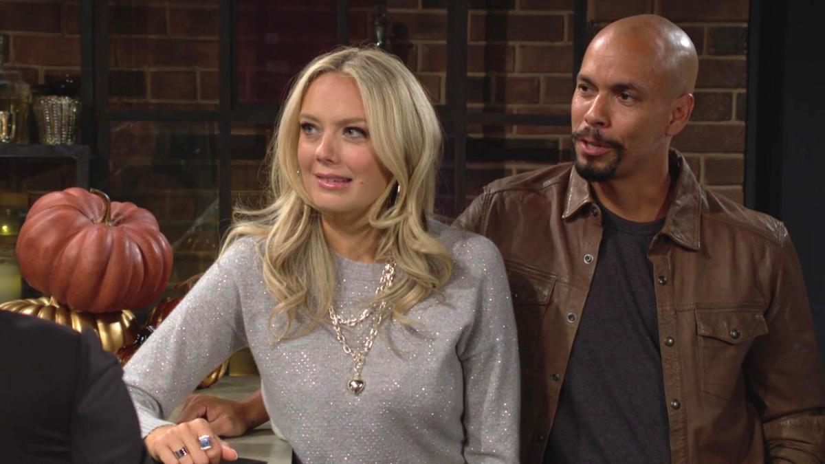 Abby (Melissa Ordway) et Devon (Bryton James) sont intrigués par le mystérieux cadeau de Victor à Nikki. Les Feux de l'Amour, épisode 12976 (10 octobre 2024, CBS)