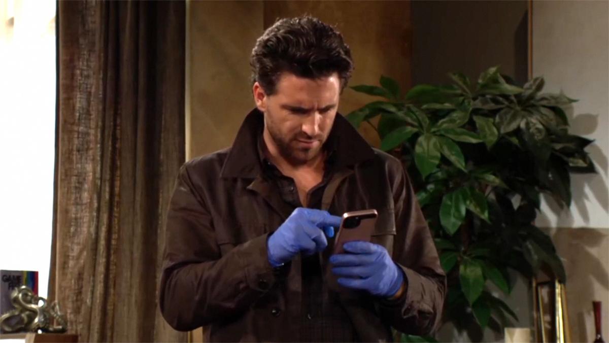 Chance (Conner Floyd) fait une découverte troublante dans le téléphone d'Heather. Les Feux de l'Amour, épisode 12980 (16 octobre 2024, CBS)