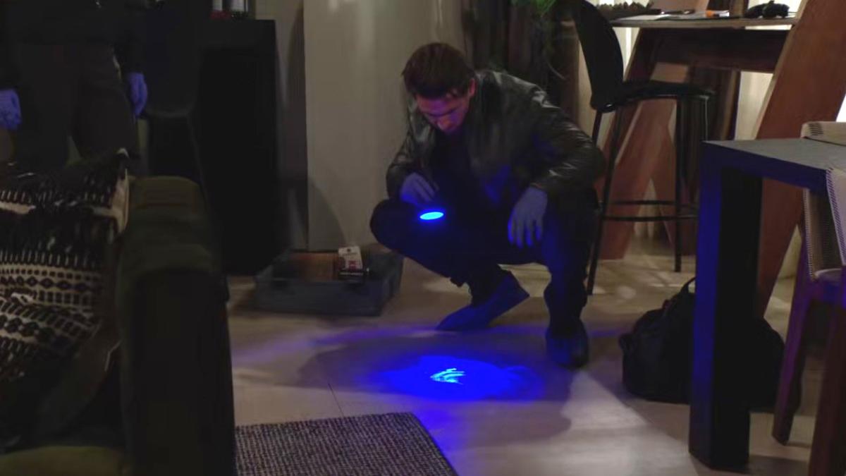 Chance (Conner Floyd) fait une découverte importante chez Daniel. Les Feux de l'Amour, épisode 12985 (23 octobre 2024, CBS)