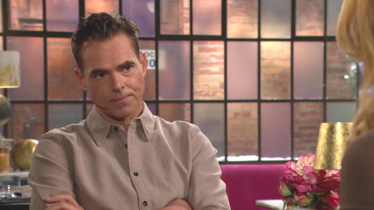 Billy (Jason Thompson) se méfie de ce que Phyllis va annoncer. Les Feux de l'Amour, épisode 13034 (7 janvier 2025, CBS)