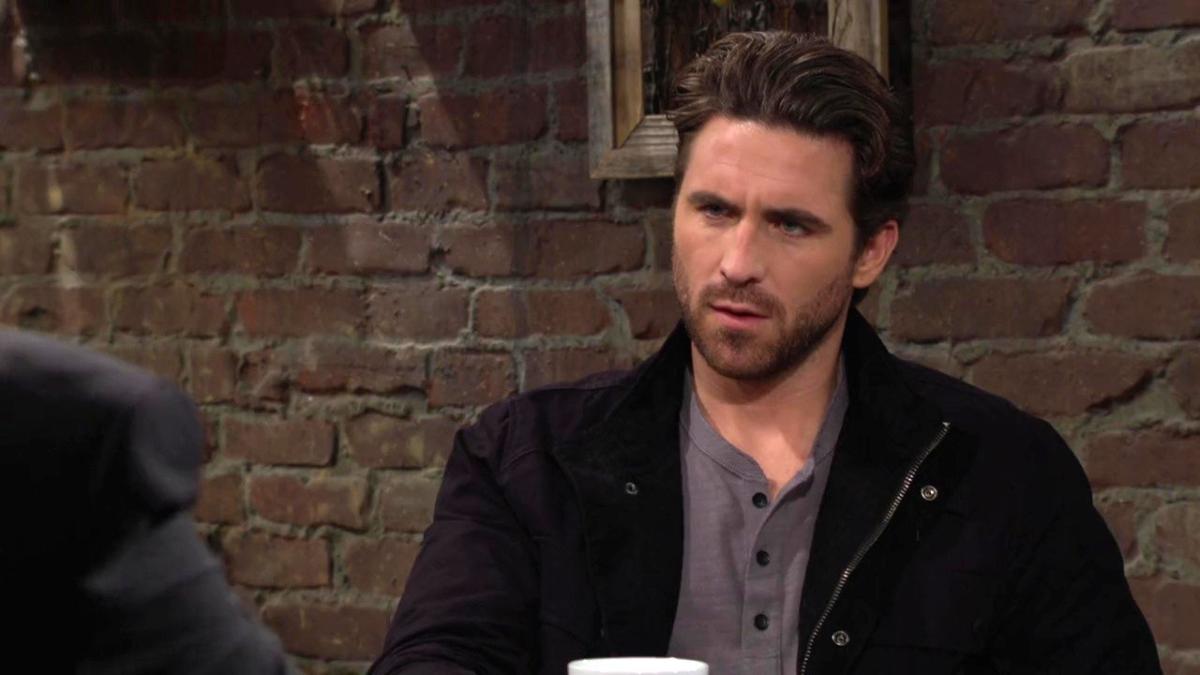 Chance (Conner Floyd) est intrigué par le récit de Traci. Les Feux de l'Amour, épisode 13089 (28 mars 2025, CBS)