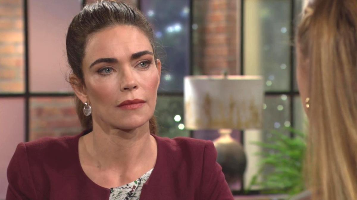 Victoria (Amelia Heinle) soutient Claire autant qu'elle peut. Les Feux de l'Amour, épisode 13090 (31 mars 2025, CBS)