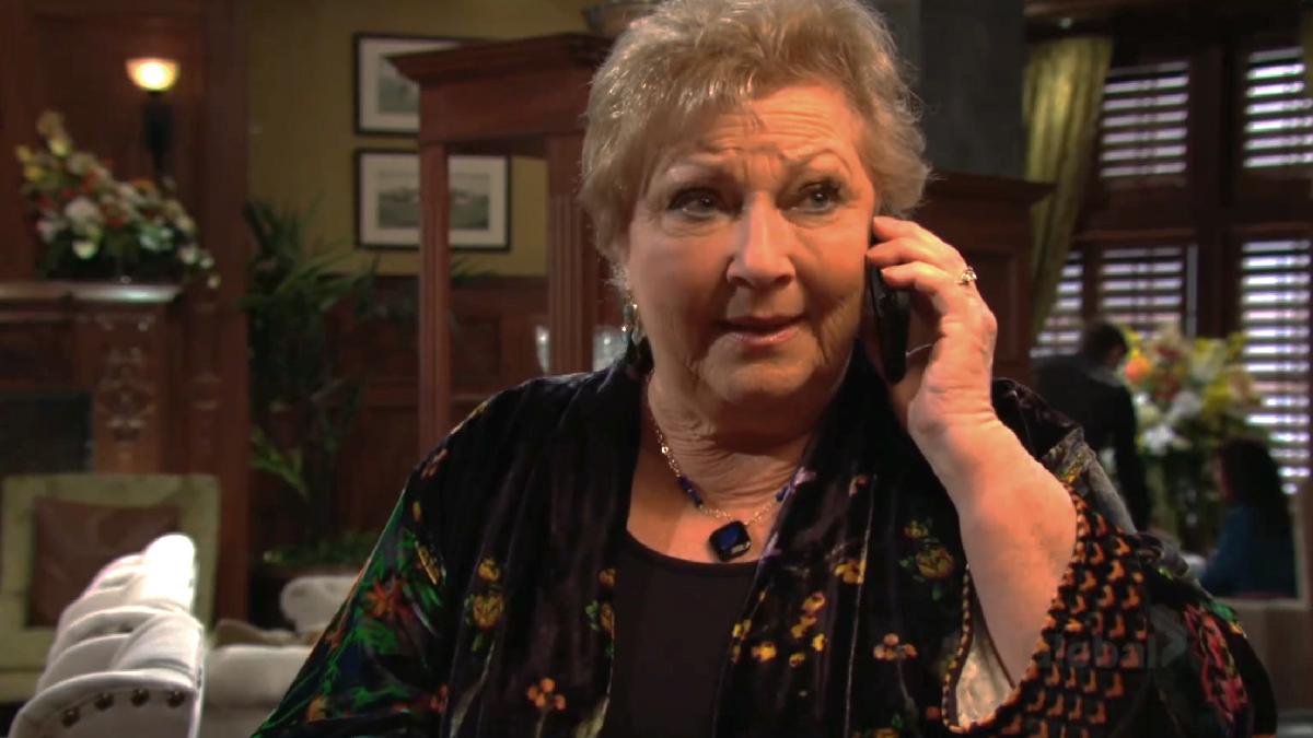 Traci (Beth Maitland) reçoit le coup de fil qu'elle attendait. Les Feux de l'Amour, épisode 13093 (3 avril 2025, CBS)