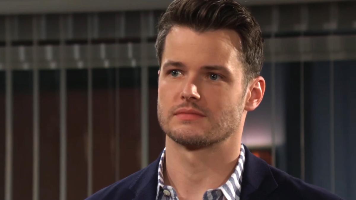Kyle (Michael Mealor) alerte ses parents du danger qui plane sur Jabot. Les Feux de l'Amour, épisode 13123 (15 mai 2025, CBS)