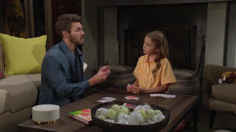 Liam (Scott Clifton) et Kelly (Sophia Paras-McKinley) passent un bon moment ensemble. Amour, Gloire et Beauté/Top Models, épisode 9533 (27 mai 2025, CBS)