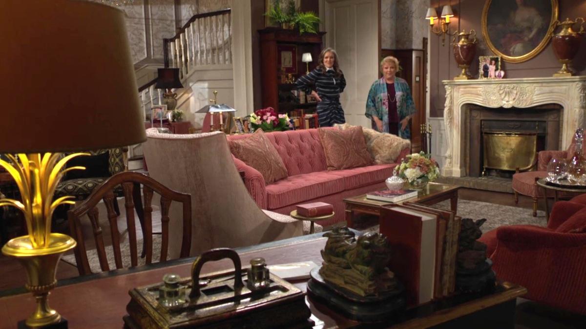 Traci (Beth Maitland) découvre les rénovations de la Résidence Abbott. Les Feux de l'Amour, épisode 13132 (28 mai 2025, CBS)