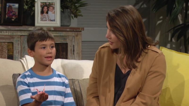 Hayes (Bryan David Garlick) prend grand soin du cadeau qu’il a reçu… Amour, Gloire et Beauté/Top Models, épisode 9549 (18 juin 2025, CBS)